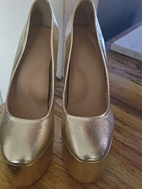 Gold Platform Women's Pumps - Metallic Finish